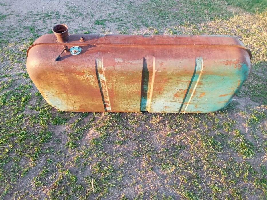 Бак не дырявый ,а целый.