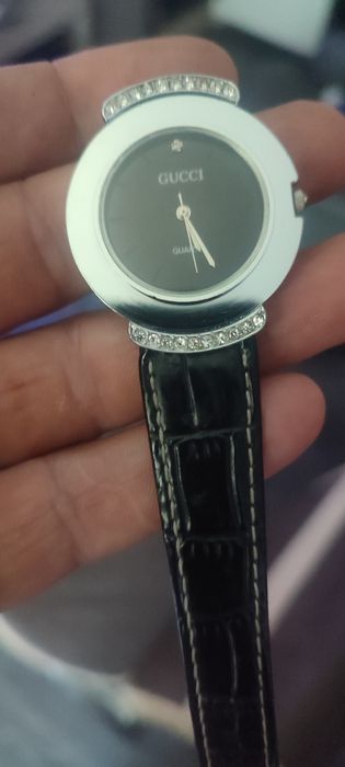 Ceasuri Gucci și Gold Wing
