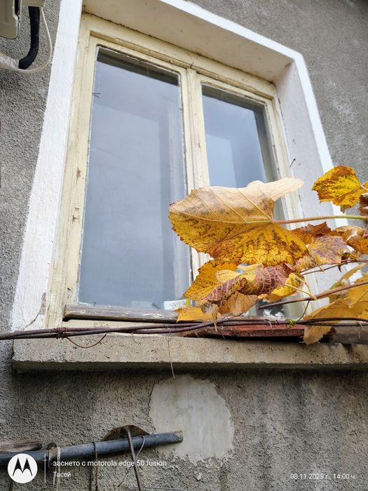 Продавам стара дограма, прозорци и врати, 30 лв, и 70 лв.