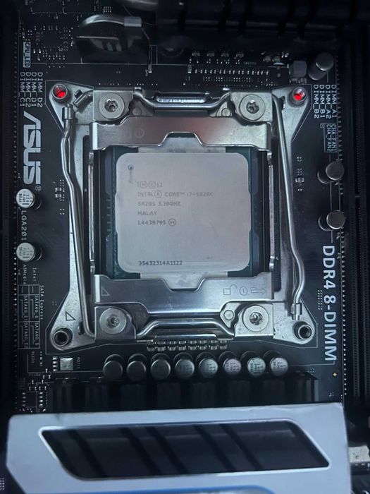 DEFECT! Vând placa de bază Asus X99-DELUXE cu Intel I7-5820K DEFECTĂ