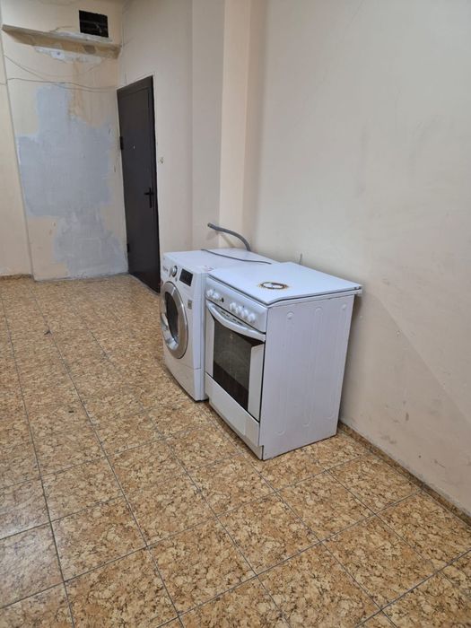 Стиральная машина и кухонная плита