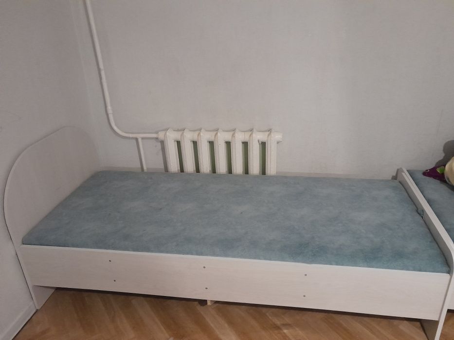 Детская кровать.длина 1.80 ширина 85см