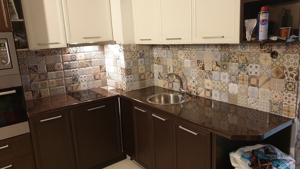 Ъглова кухня с кухненско обзавеждане