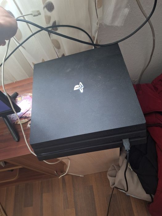 Vând PlayStation 4