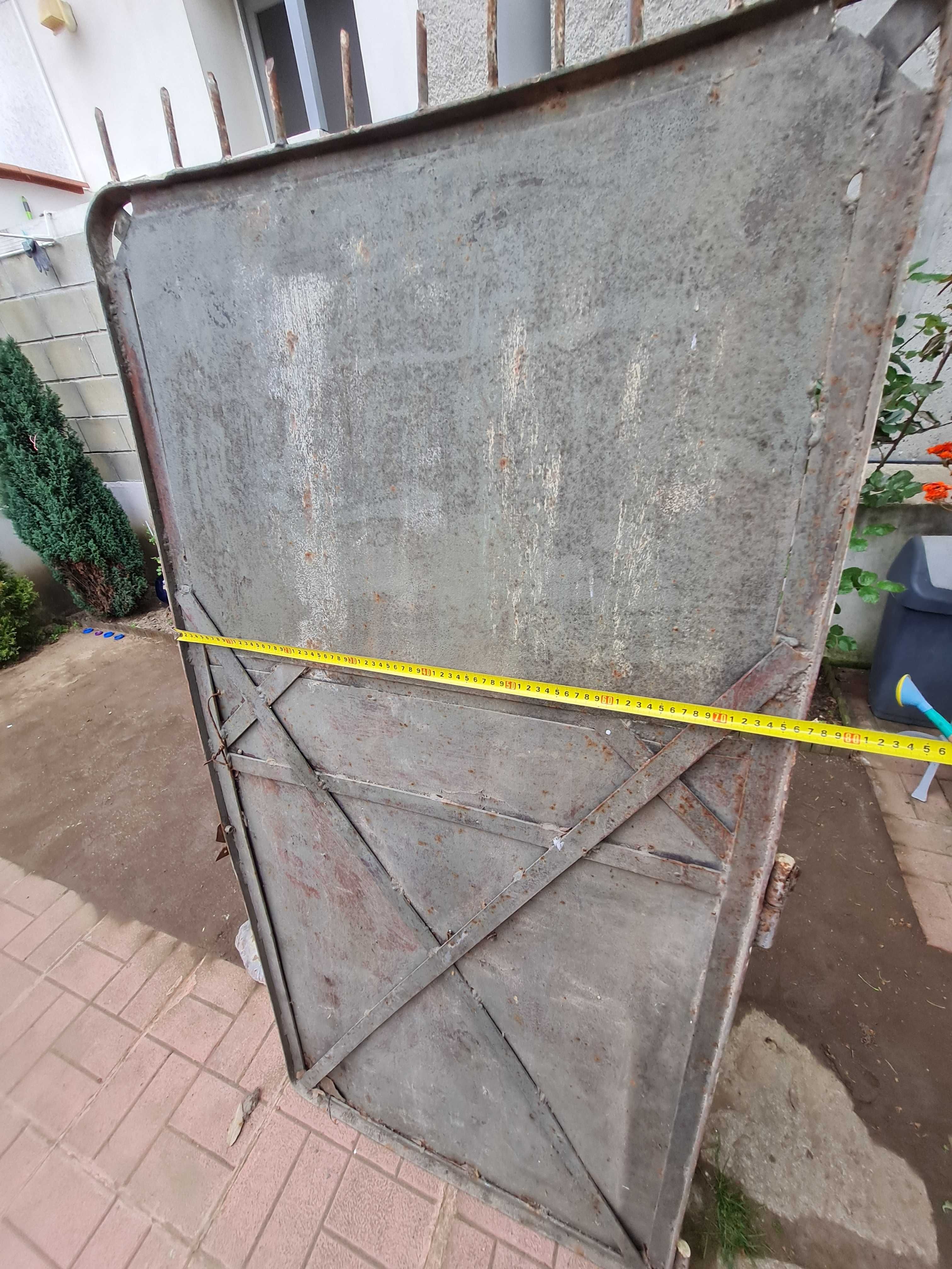 Продавам дворна метална врата.