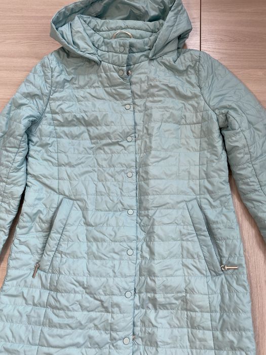 Женские куртки и тренч 5000 тенге каждые.