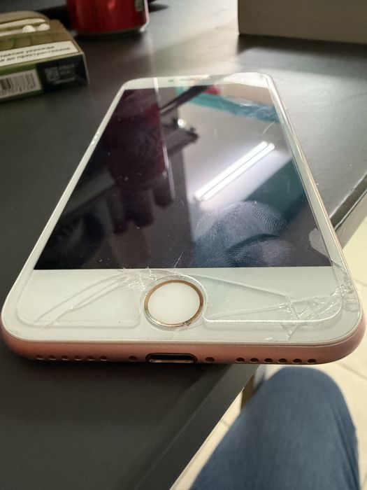 Продавам Iphone SE