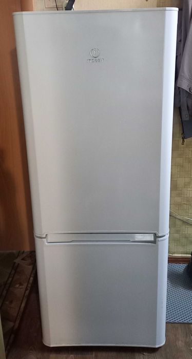 Холодильник Indesit