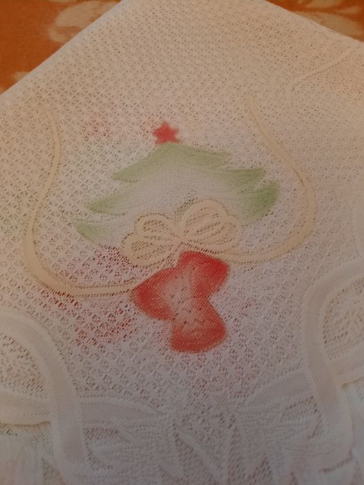 Fata de masa din dantela