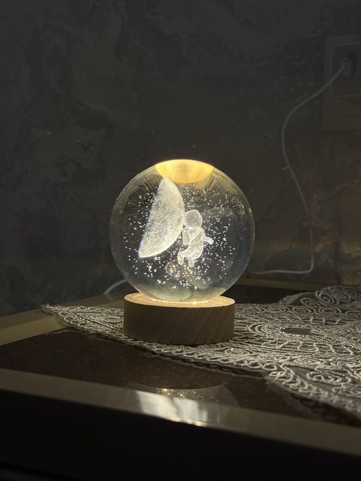 3D гравировка қилинган кристалл шар.