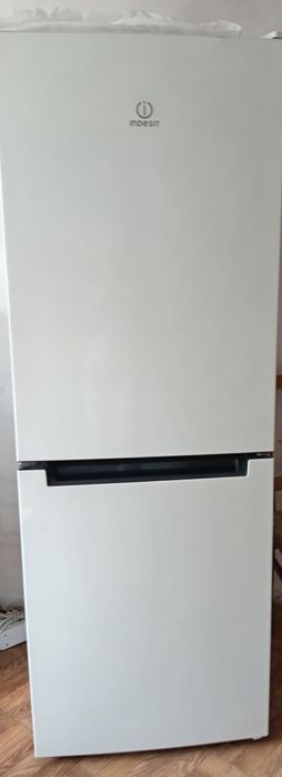 Продам холодильник indesit 15000 тг
