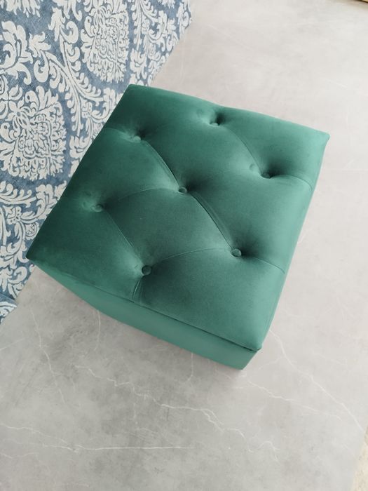 Vând taburet tapițat Chesterfield catifea verde smarald cu spatiu pent