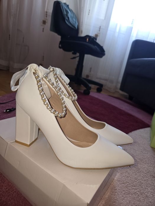Pantofi cu toc albi