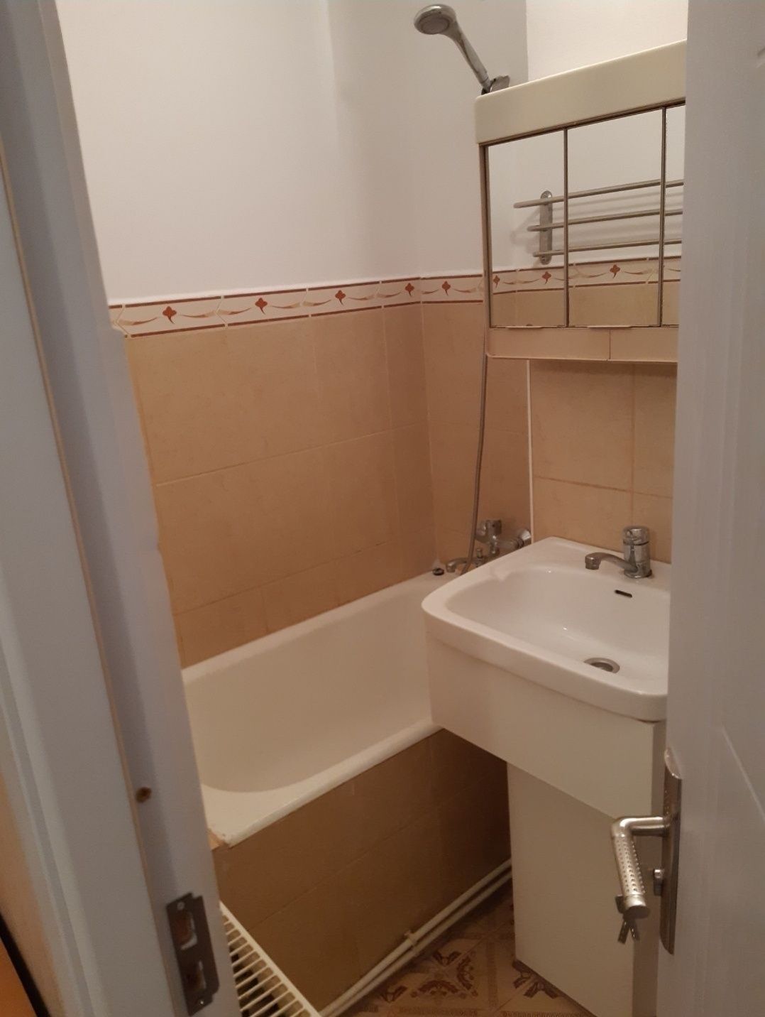 Închiriez apartament cu 1 cameră, în Carei