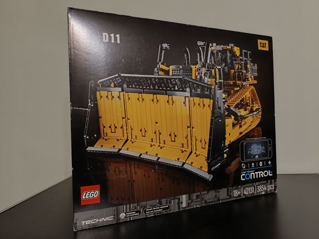 LEGO TECHNIC 42131 Cat D11 Bulldozer