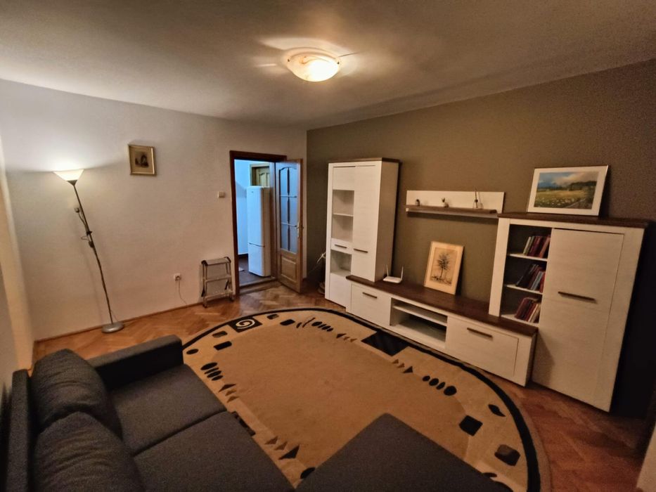 Inchiriez apartament centru