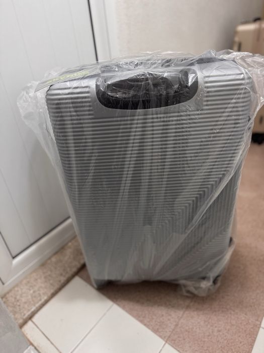 Ръчен куфар/сак с колелца Guess и голям куфар