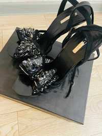 Элегантные черные туфли на высоком каблуке