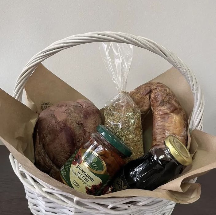 Корзина на наурыз. Корзина с деликатесами