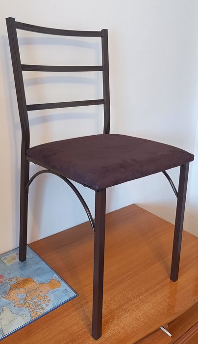 4 scaune noi. În Sibiu.