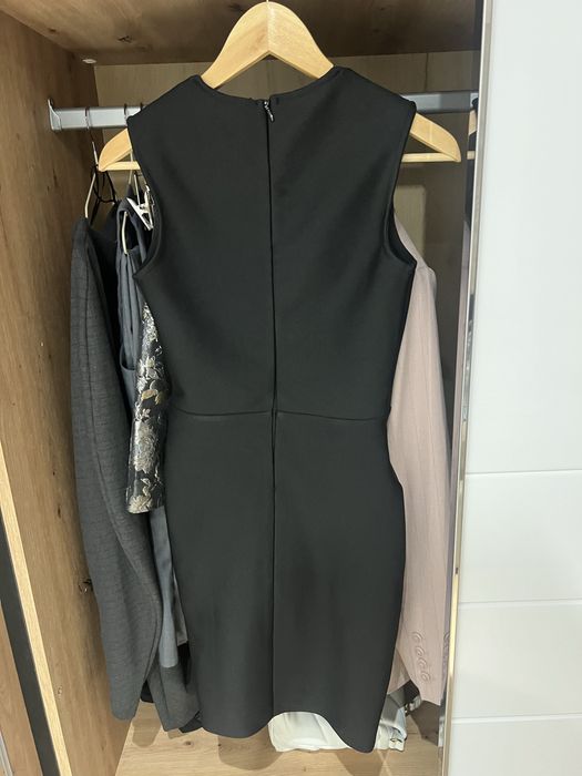 Черна бандажна рокля с камъни