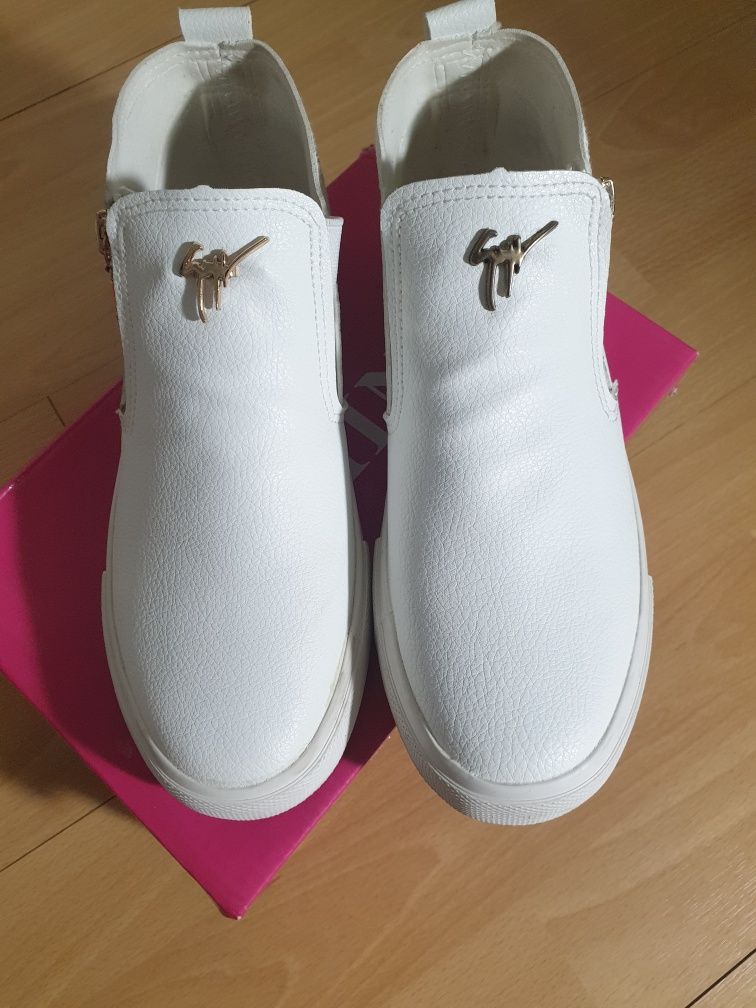 Обувки бели 35 с цип