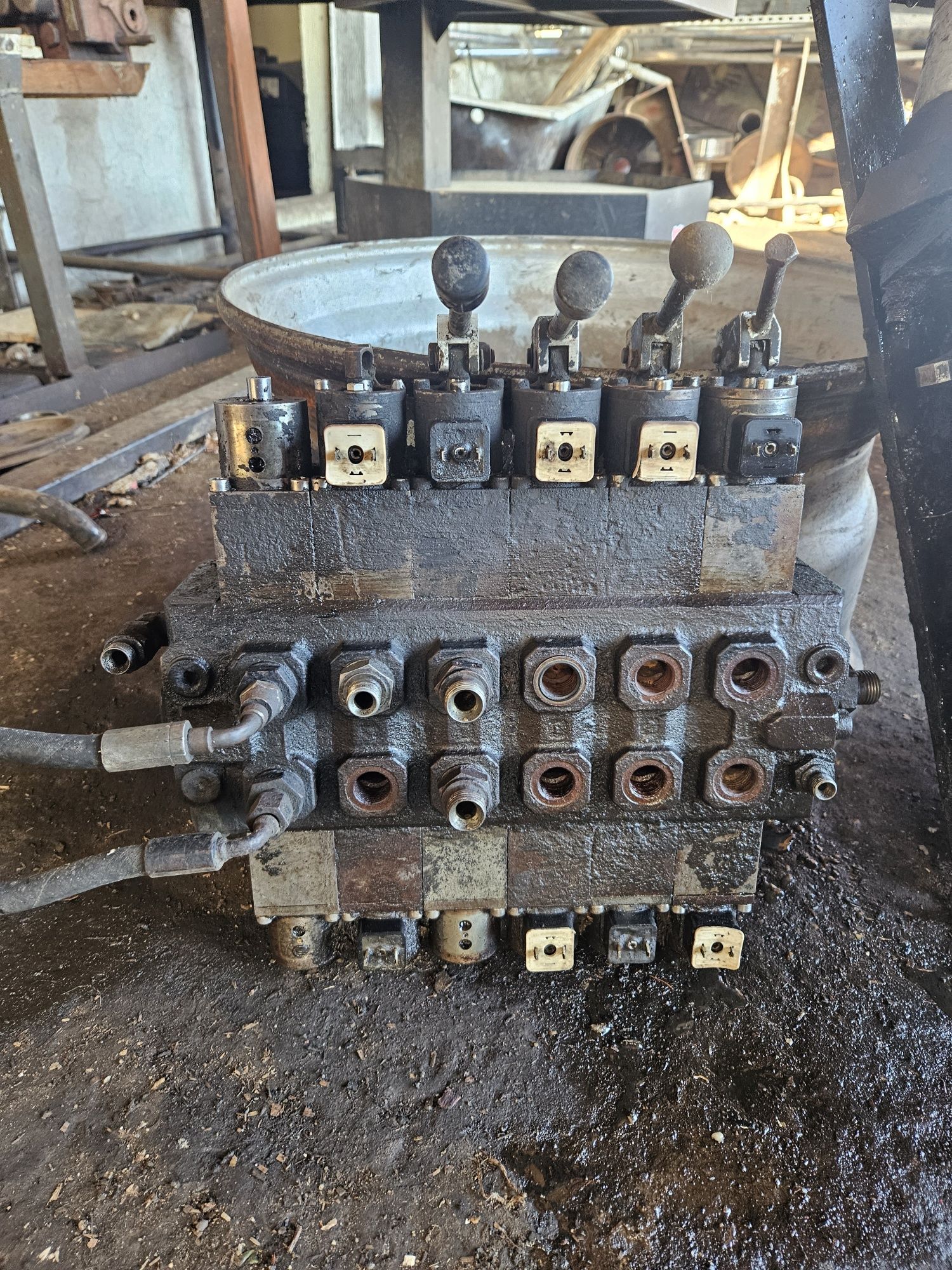 Vând distribuitoare macara  krom v10cx