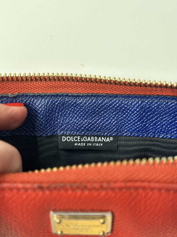 Червено кожено портмоне Dolce&Gabbana. Носено. Размери 20/10.