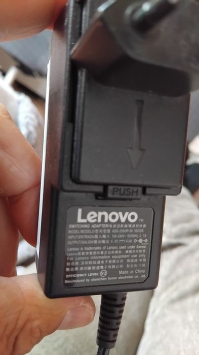 Лаптопче Леново, което става и на таблет за ремонт или за части