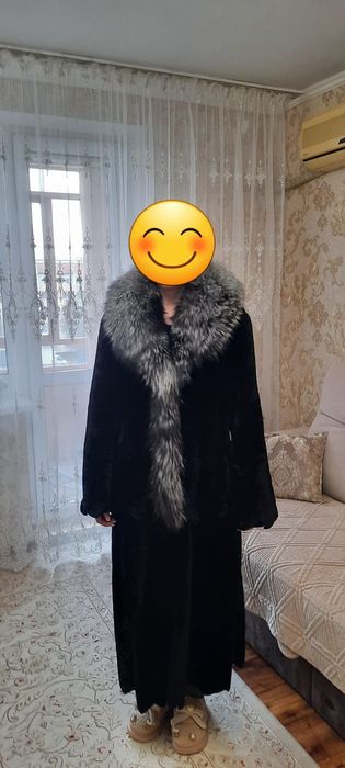 Продам мутоновую шубу с чернобуркой.