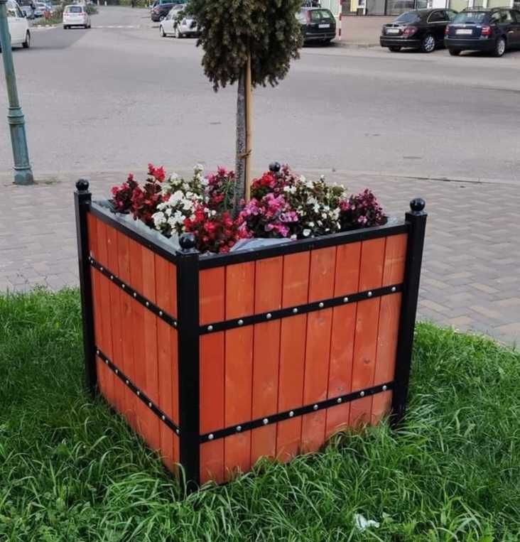 Bănci, coșuri, stații, mobilier urban