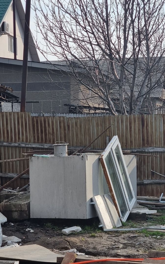 Продам цистерну, примерно 2-2.5 тонник