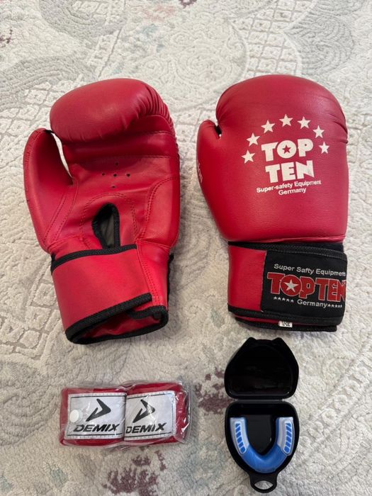 Продам новые боксёрские перчатки, ленты и капу для зубов.