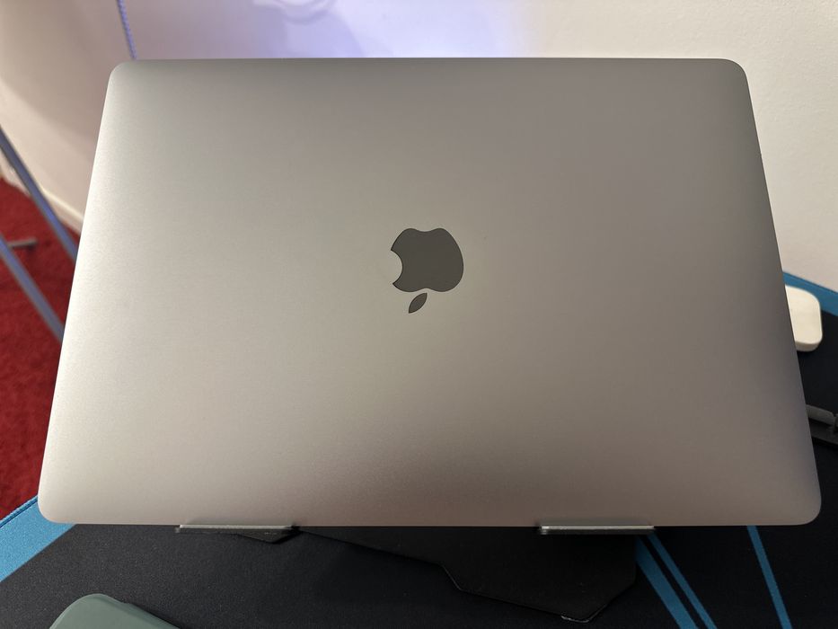 MacBook Air M1 2020 – impecabil +  husă cadou