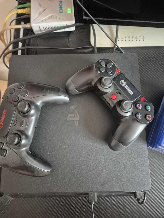 Ps4 de vanzare cu 2 manete si 5 jocuri