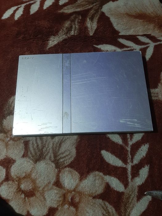 Vând PlayStation 2 slim cu uzat în stare bună ps2 argintiu