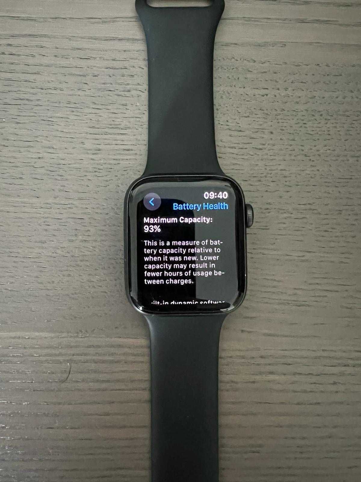 Apple Watch SE GPS, 44mm Space Gray Aluminium Case, Black Sport Band