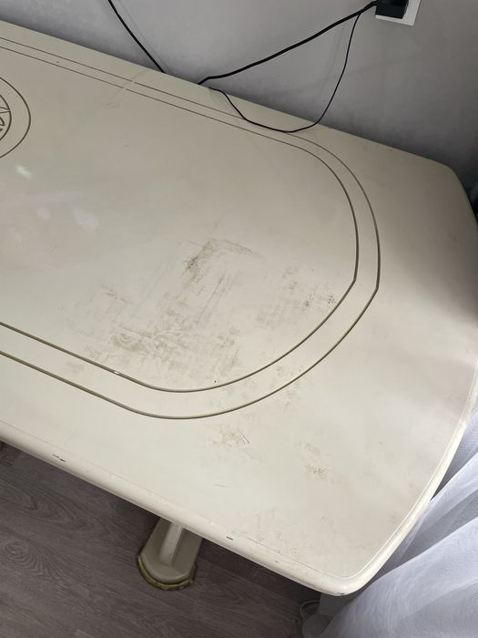 Б/у Стол около 2 метра в длину,в ширину 1 метр