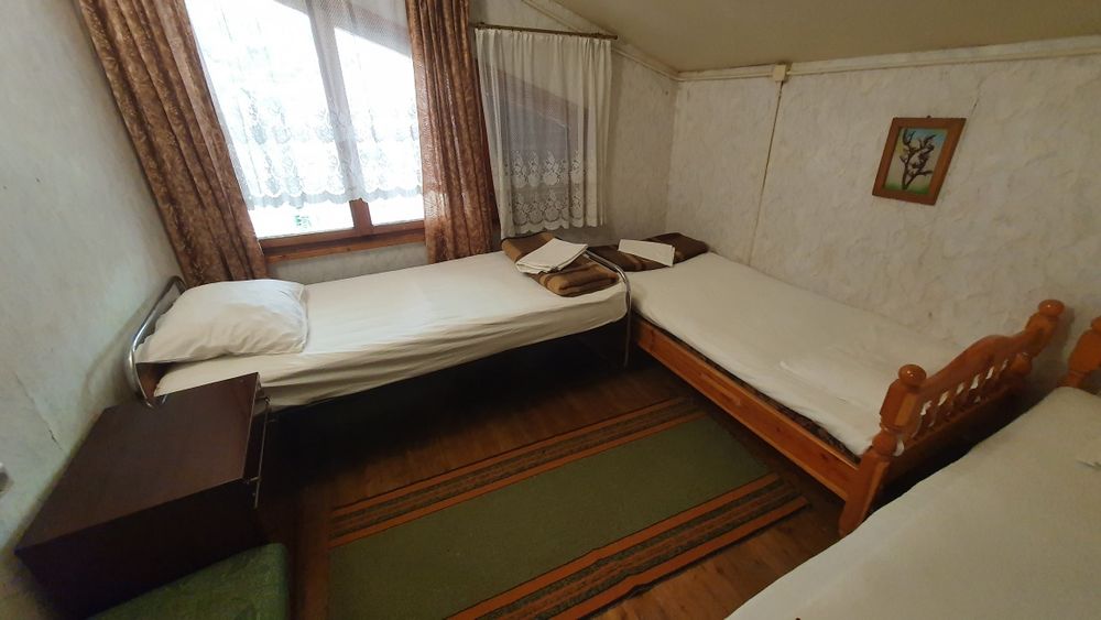 Дървени единични легла с матраци и русенски с дюшеци