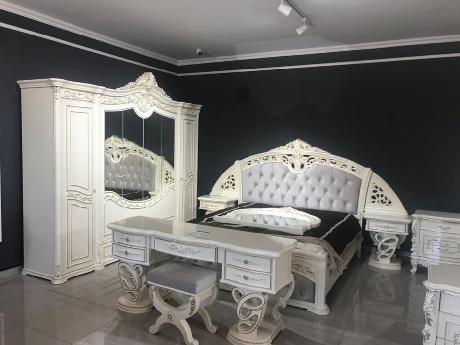 Кровать без матраса, отличного качества