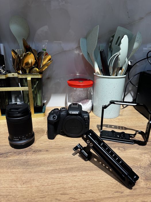 Продам фотокамеру Canon Eos R10
