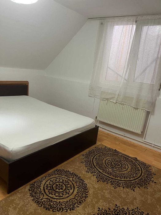 de inchiriat trei camere, casuta P+M, curte si parcare proprie