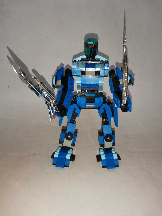 Играчка - робот от над 200 части тип "Лего"