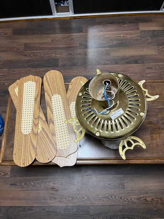 Vând mobila și lustre