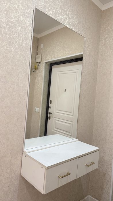 Продам зеркало с тумбой