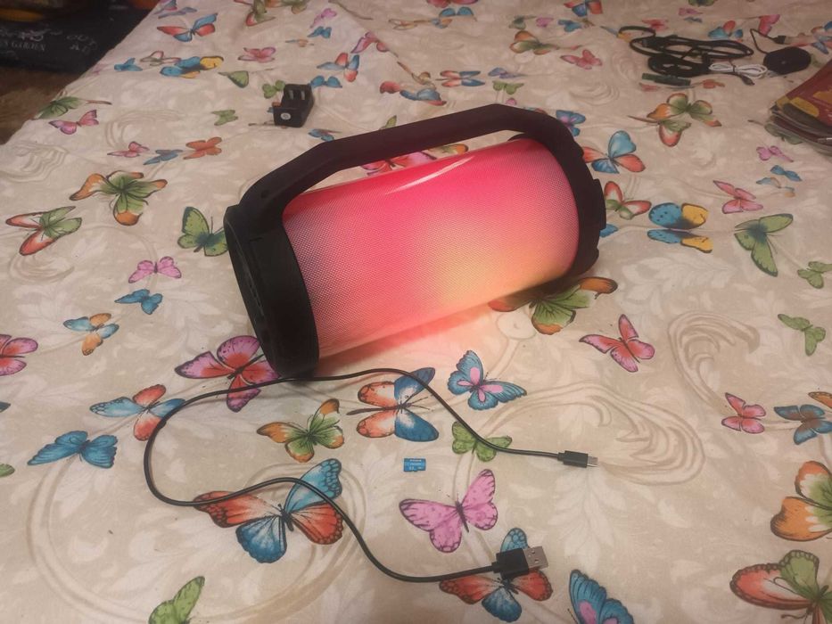 Boxa Portabila cu jocuri de lumina si acumulator intern