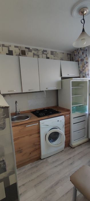 Кухня со столом и стульями