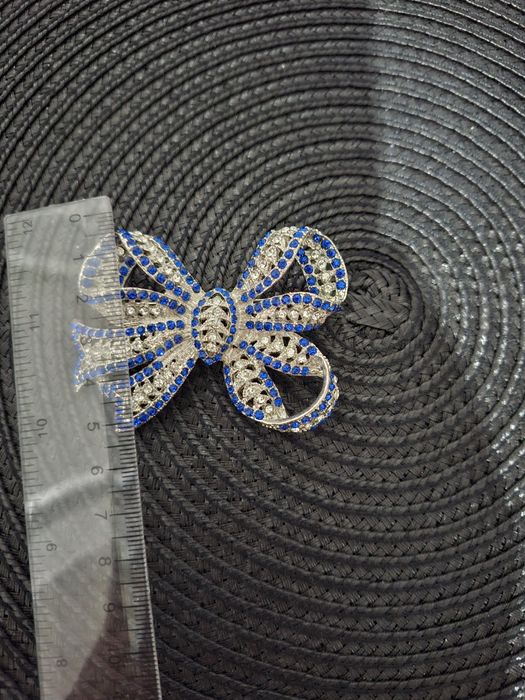 Brosa mare elegantă latime 6 cm si lungime 7 cm