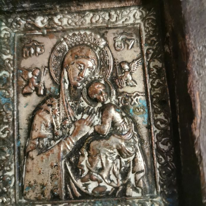 Стари посребрени икони