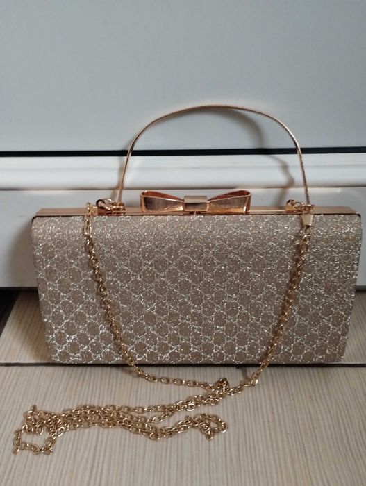 Vand posetute de ocazie elegante cu lantisor pentru purtat pe umar